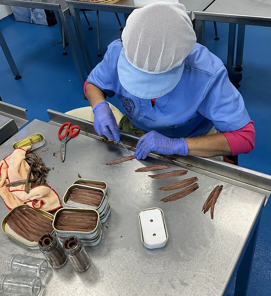 Mujer prepara la Anchoa